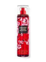 "بادی میست زنانه Japanese Cherry Blossom از برند Bath & Body Works با بطری قرمز و طراحی گل‌های شکوفه گیلاس، حجم ۲۳۶ میلی‌لیتر، رایحه‌ای لطیف و رمانتیک مناسب استفاده روزانه."